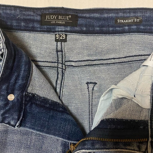 Judy Blue Classic Straight Fit Distressed Denim Jeans with Frayed Hem Size 9/29 - Picture 4 of 6